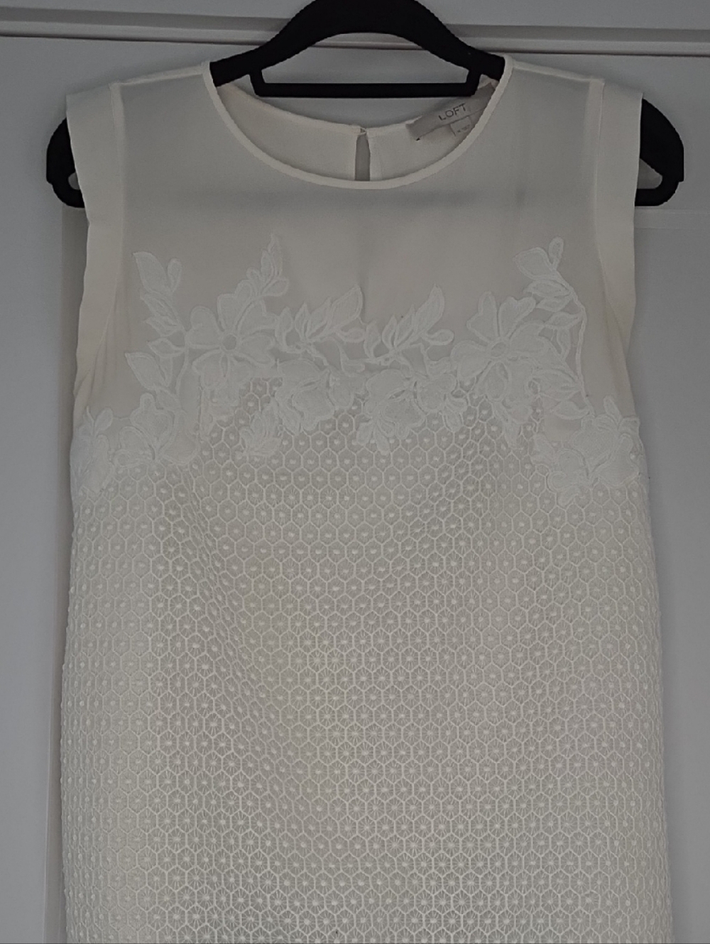 LOFT Cream Lace Overlay Sleeveless Blouse Floral Appliqué Top Size M